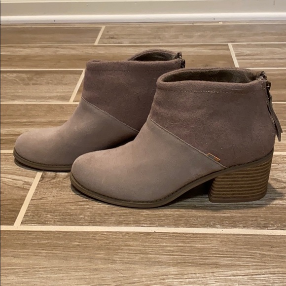 Toms// Tan booties - Picture 1 of 3